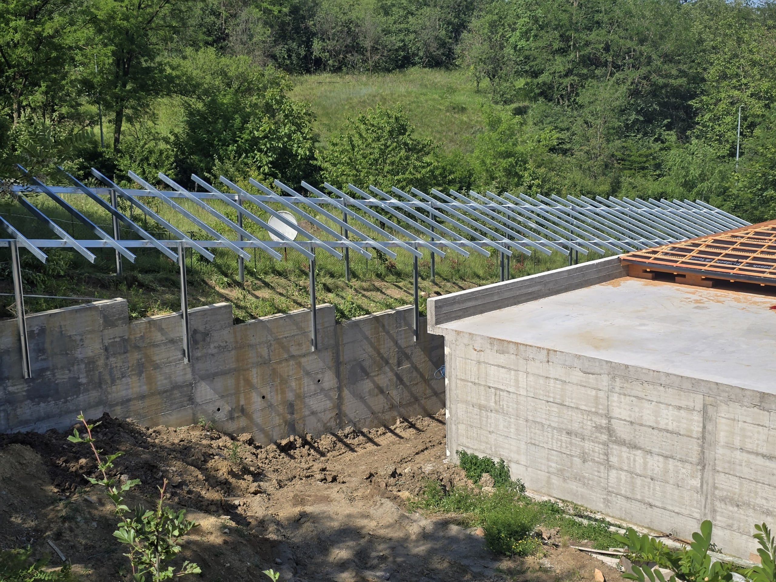 Panouri fotovoltaice pe structura la sol