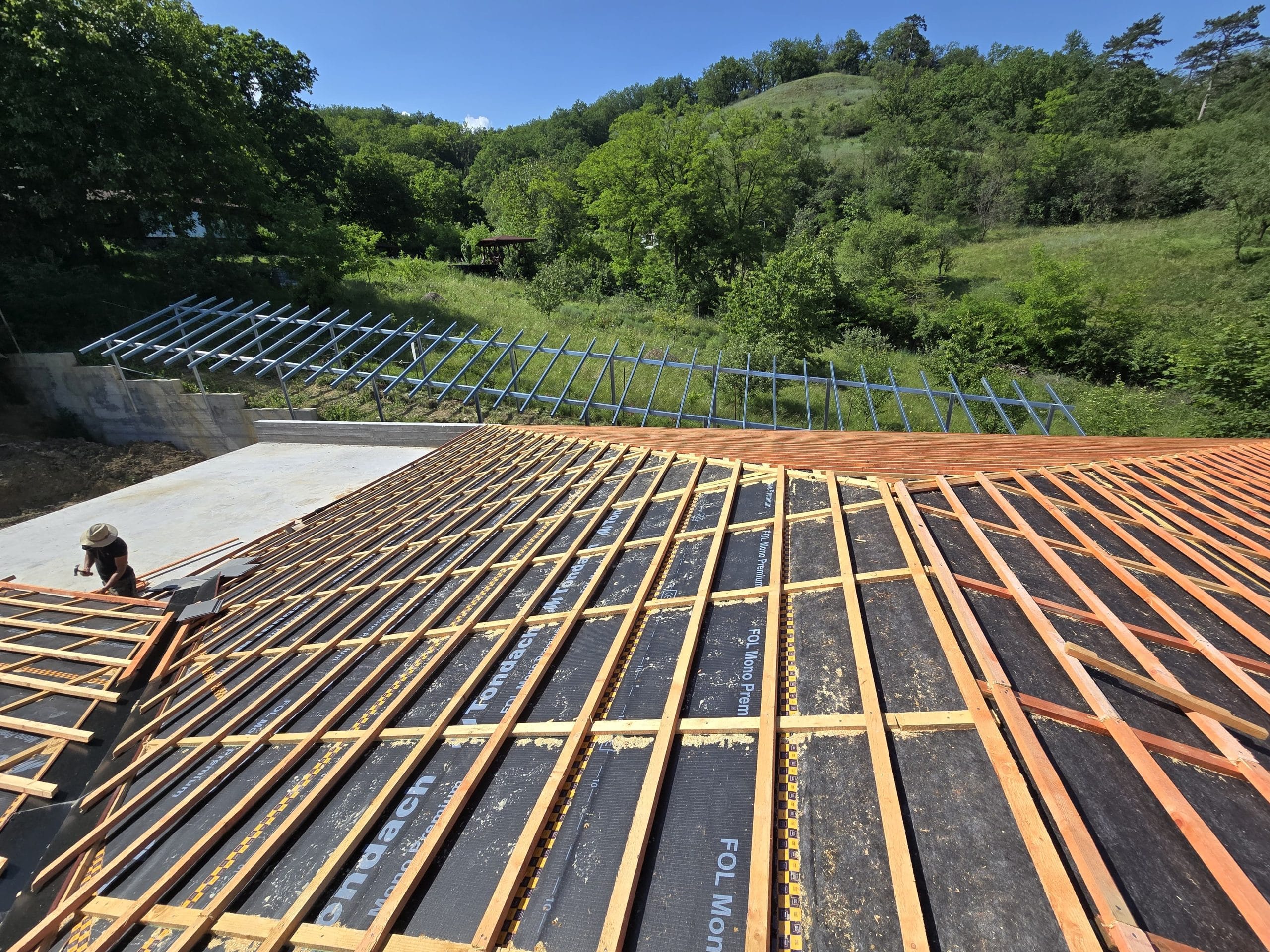 Panouri fotovoltaice pe structura la sol