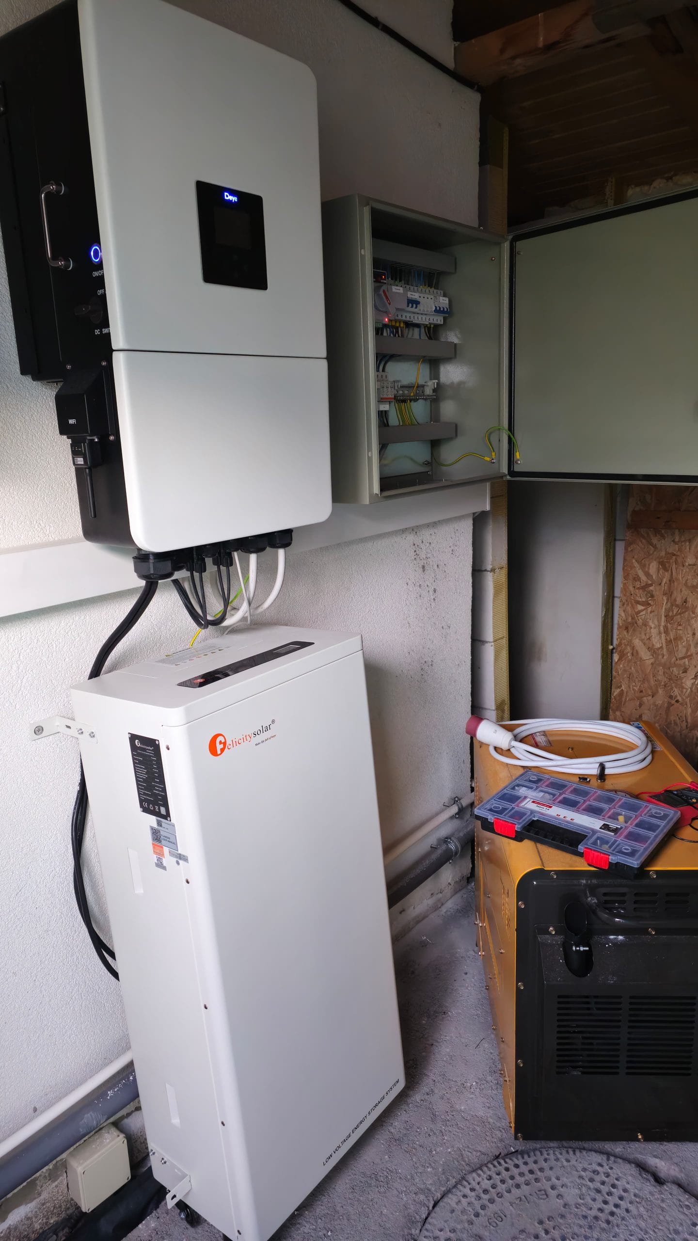 Viață off-grid fără griji cu soluția DEYE + baterii!