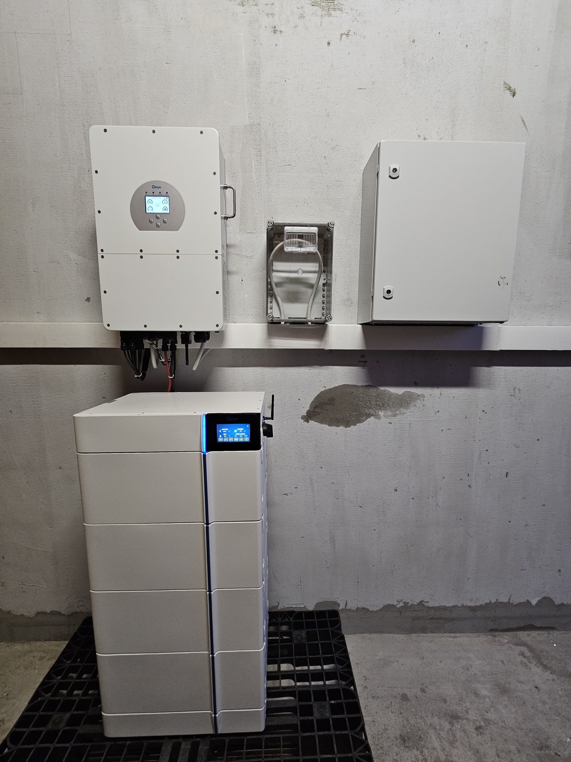 Invertor Deye trifazat cu acumulatori Deye GB-L