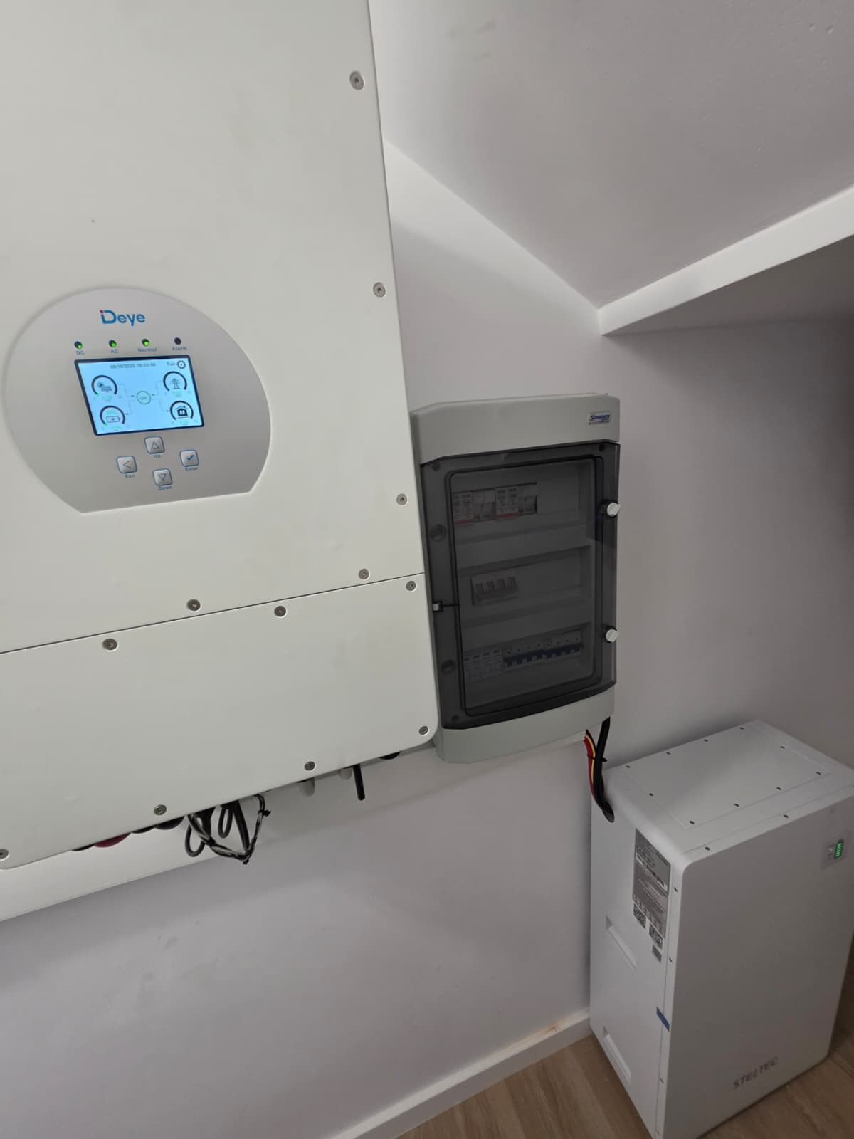 Sistem Deye trifazat cu stocare LIFEPO4 BMS