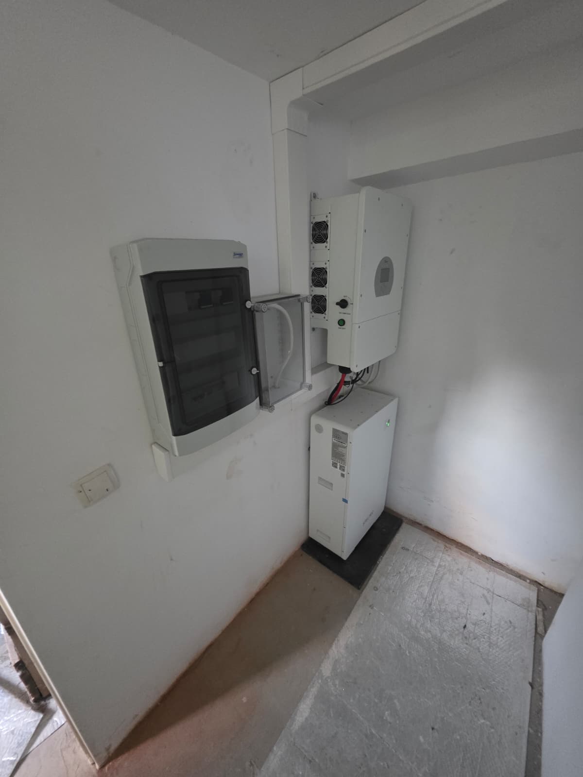 Sistem fotovoltaice hibrid Deye monofazat cu stocare LIFEPO4