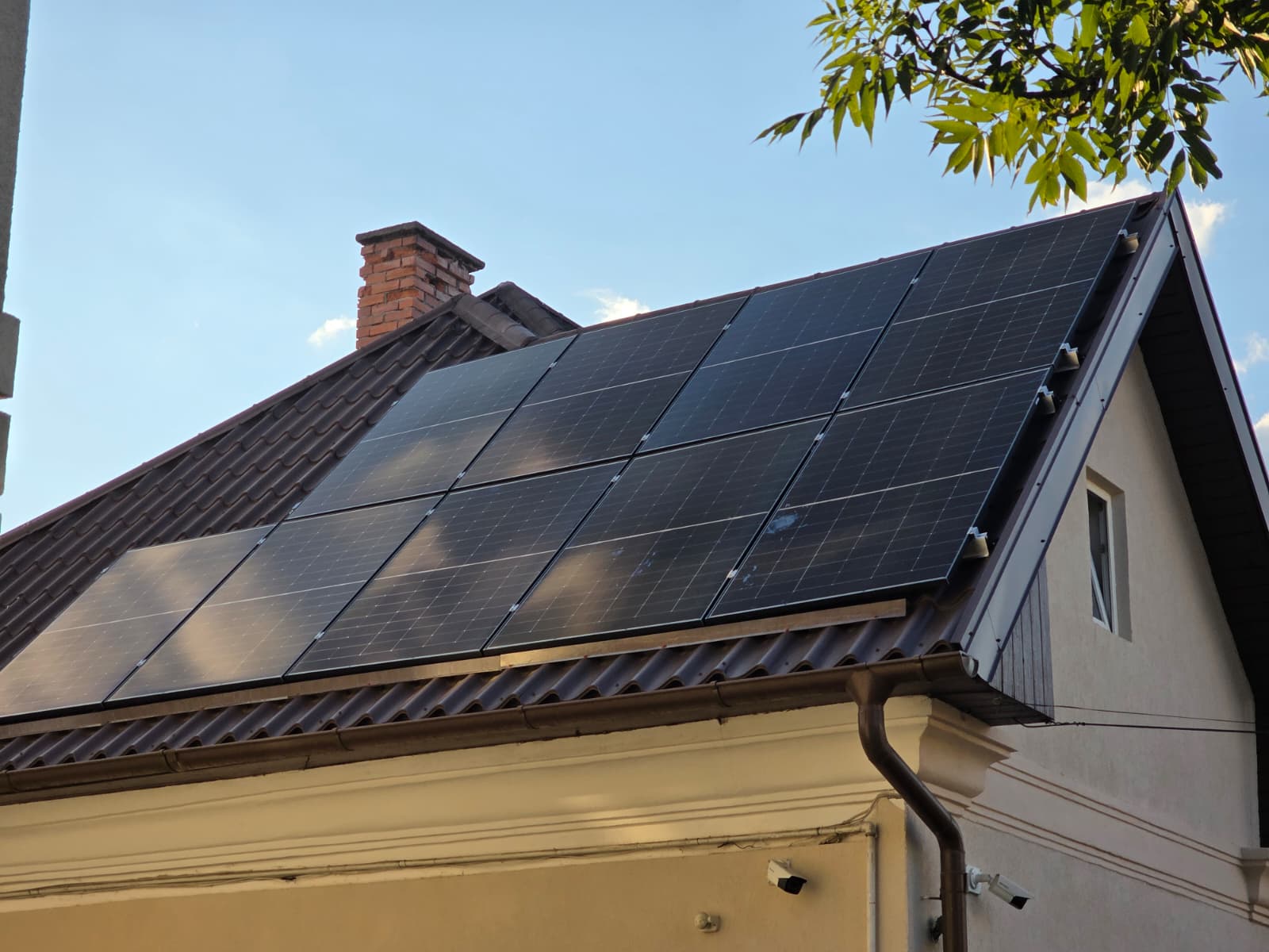 Sistem fotovoltaice hibrid Deye monofazat cu stocare LIFEPO4
