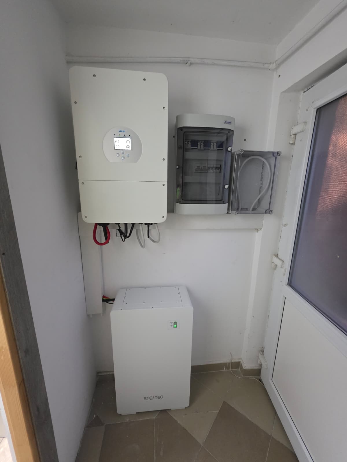 Sistem monofazat hibrid Deye cu acumulatori LIFEPO4 si panouri fotovoltaice JA Solar - Panouri Fotovoltaice Cluj