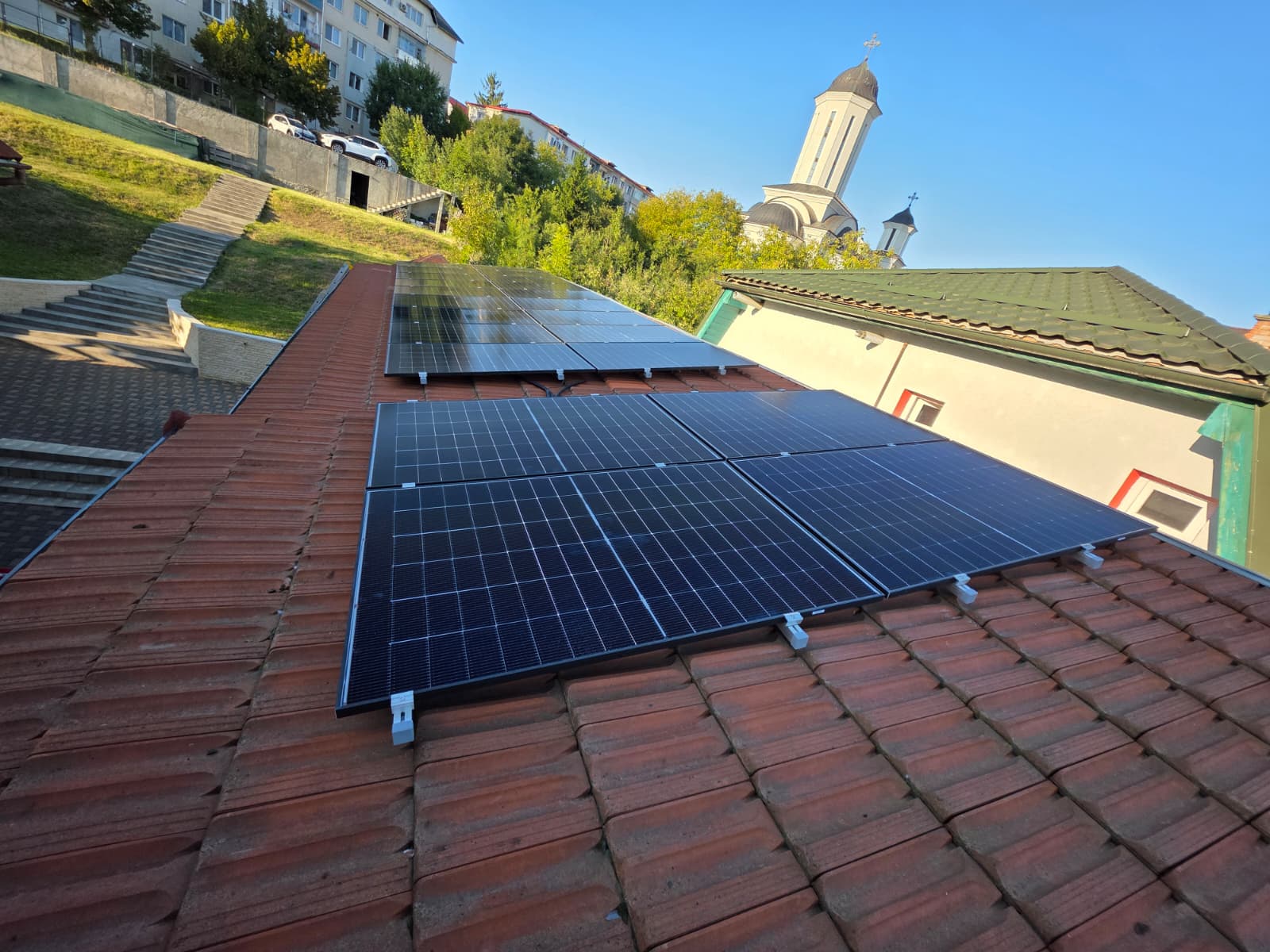 Sistem monofazat hibrid Deye cu acumulatori LIFEPO4 si panouri fotovoltaice JA Solar - Panouri Fotovoltaice Cluj