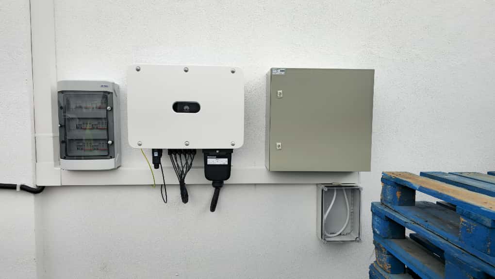 Sistem fotovoltaic trifazat Huawei pentru hale