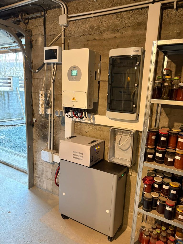 Sistem fotovoltaic hibrid - Cluj-Napoca cu stabilizator