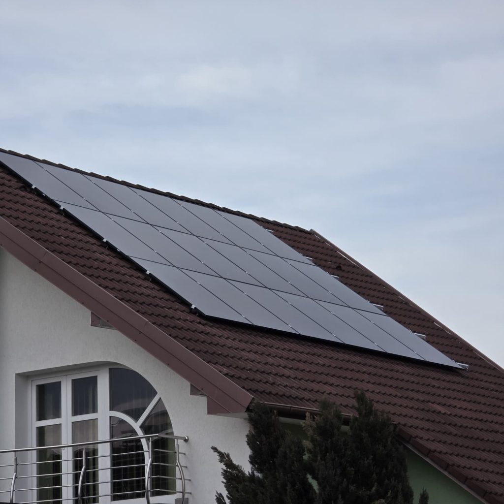 Sisteme Fotovoltaice Hibride Deye cu Acumulatori LiFePO4