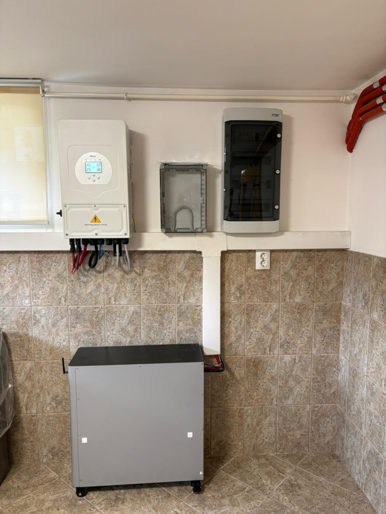 Sisteme Fotovoltaice Hibride Deye cu Acumulatori LiFePO4