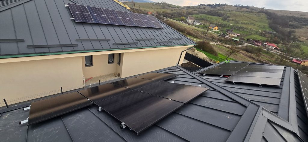 Sistem Fotovoltaic Hibrid Trifazat 12kW cu Baterii și Stație EV în Cluj