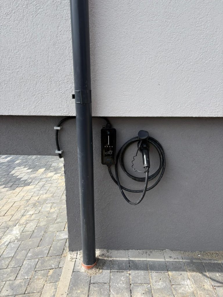 Sistem Fotovoltaic Hibrid Trifazat 12kW cu Baterii și Stație EV în Cluj