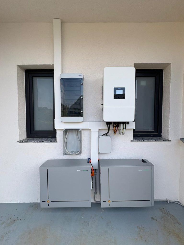Sistem Fotovoltaic Hibrid Trifazat 12kW cu Baterii și Stație EV în Cluj