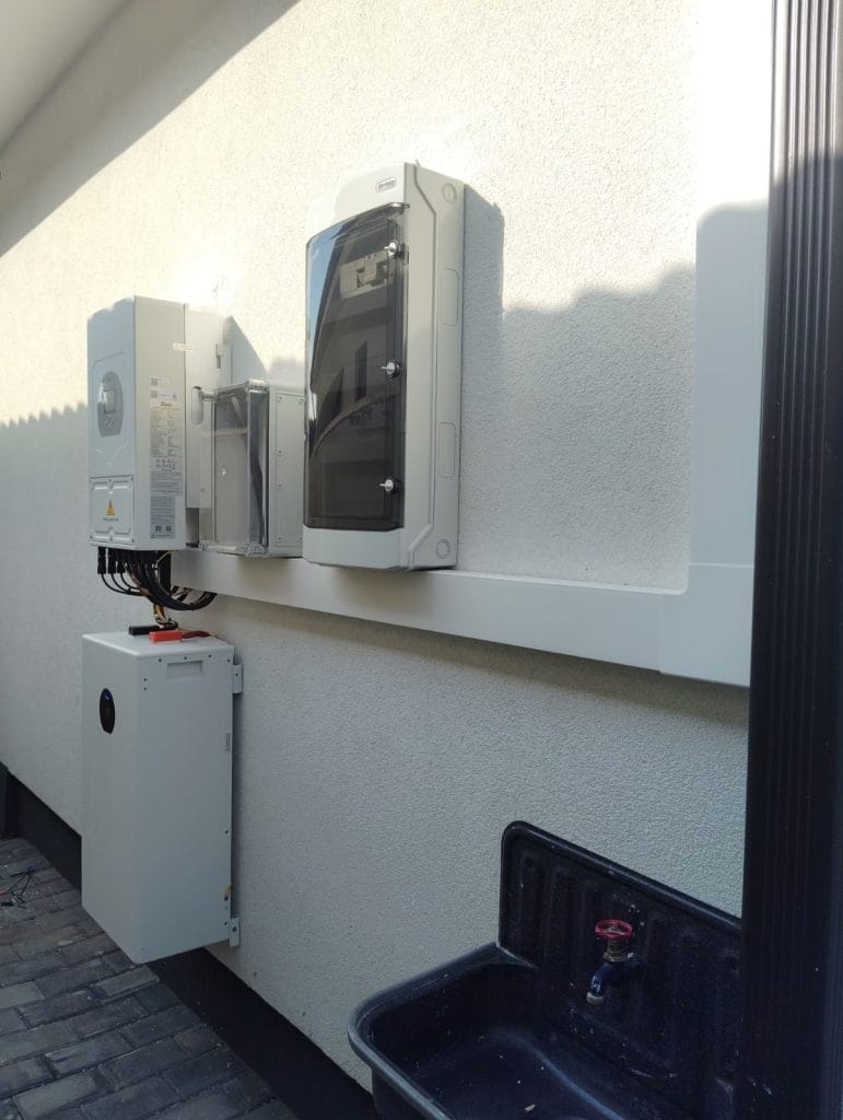 Montaj sisteme fotovoltaice hibrid in Cluj-Napoca: Solis, Deye, Huawei, Victron Energy