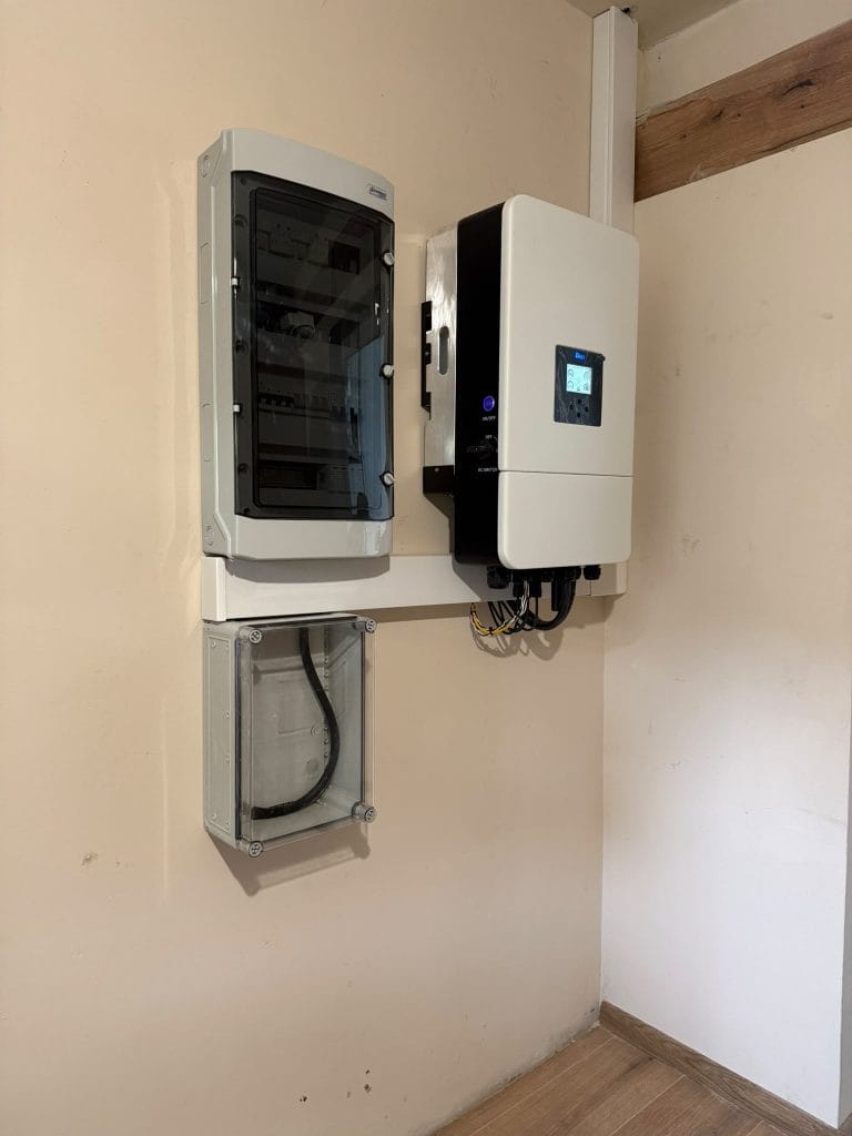 Montaj sisteme fotovoltaice hibrid in Cluj-Napoca: Solis, Deye, Huawei, Victron Energy